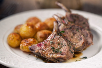 Grilled lamb chops with potatoes