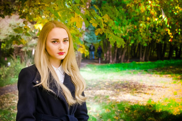 девушка в парке осенью