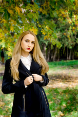 девушка в парке осенью