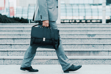 Businessman with briefcase - obrazy, fototapety, plakaty