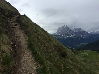 Wanderweg in Puez Geisler und Aussicht auf Langkofel Gruppe
