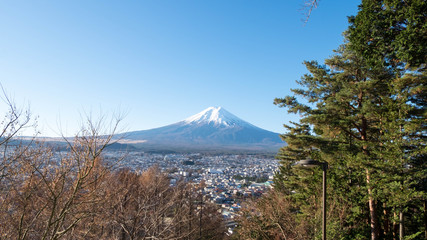 Obraz premium Mount Fuji scenic from staircase to Chureito temple.