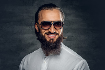 Fototapeta premium A man in a white shirt and sunglasses.