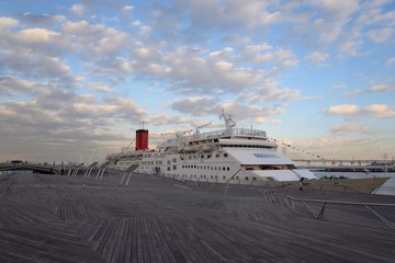大桟橋に停泊する赤い煙突の白い客船
大桟橋に停泊する白い客船の赤い煙突が印象的だ