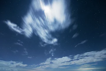 Foto op Plexiglas Nachtelijke hemel met bewegende wolk © jack-sooksan