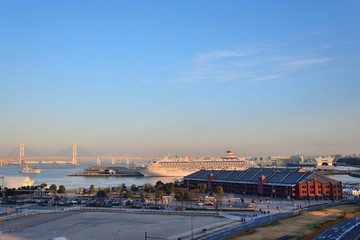 大型客船が帰港する横浜港の景色
ワールドポータースから眺める横浜港の景色がダイナミックだ。