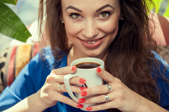 Smiling woman drinking coffe