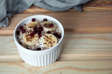 oatmeal with fresh banana slices, cranberries and flax seed