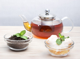 Завтрак,свежий чай с булочкой.