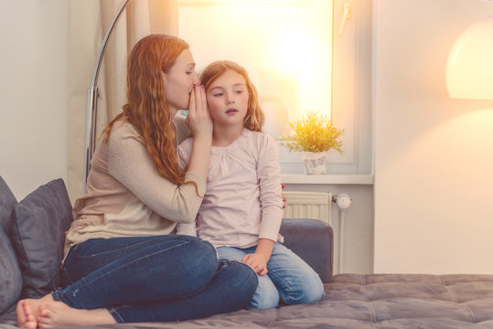 mutter fl&uuml;stert tochter ins ohr