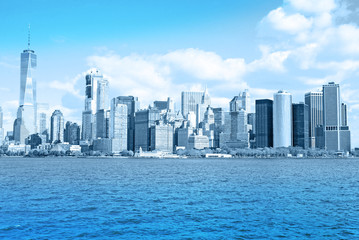 Fototapeta na wymiar View of skyscrapers in New York City with the Hudson Bay 