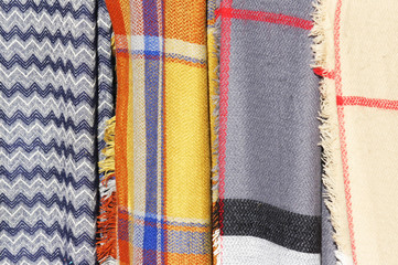 Bufandas y tejidos de diferentes texturas, colores y telas. 