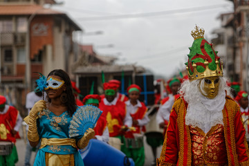 Fototapeta na wymiar Roi Vaval et sa princesse au départ du carnaval de Guyane à Cayenne 