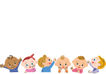 上を見る赤ちゃん