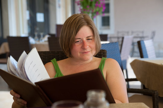 Die Speisekarte studieren