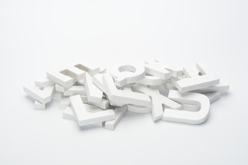Montón de letras del abecedario de madera sobre fondo blanco