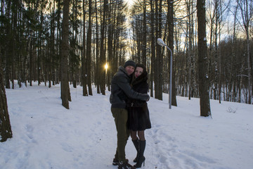 Fototapeta na wymiar couple in winter Park