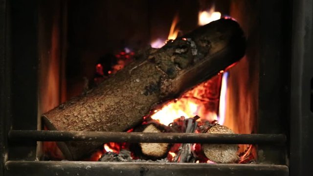 Knisterndes Feuer im Kamin mit lodernden Flammen als Kurzvideo