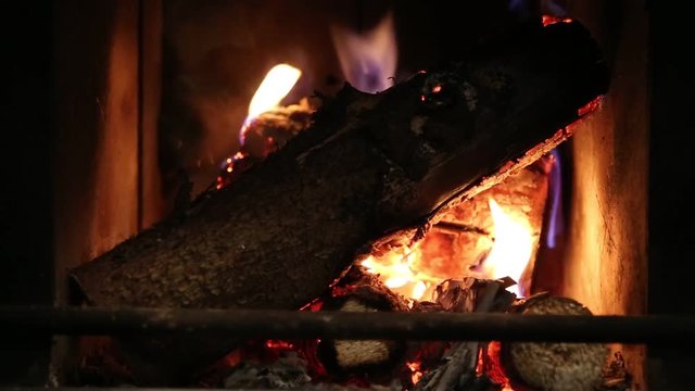 Brennendes Kaminfeuer mit Brennholz im Kurzfilm