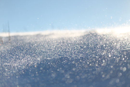 Schneeverwehung im Sonnenlicht