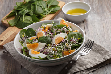 Spinach and eggs salad