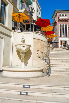 Fountain in Rodeo Drive