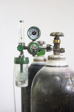 Oxygen cylinder and regulator gauge