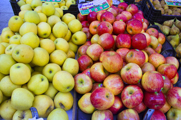 manzanas frutas en un mercado de huesca aragon españa