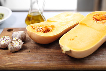 Dynia piżmowa. Dynia na kuchennym blacie.