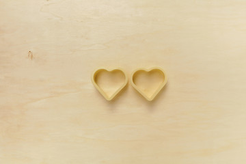 Obraz premium Valentine concept background, plastic heart shape on wood background