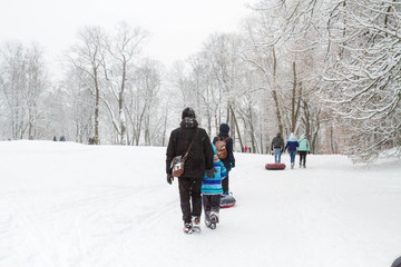 Fototapeta na wymiar People walk in winter Park in the snow