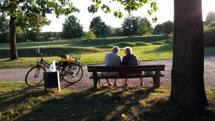 Rentner auf der Parkbank in der Natur