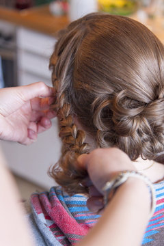 Braut ist beim Friseur