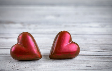 Obraz premium Rote Herzen auf weißem Holzuntergrund zum Valentinstag