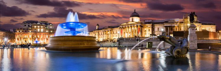 Springbrunnen vor der Nationalgalerie am Trafalgar Square in London bei Sonnenuntergang