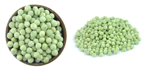 Green peas isolated