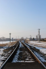 Fototapeta premium pociąg, kolej żelazna, zimowy, popędzać, tor, śnieg, transport, podróżować, transport, szyna kolejowa, linia, zimno, podróż, biały, niebo, lód, stacja, perspektywa, krajobraz, pasażer, lokomotywa, droga, niebieski, stary, ir