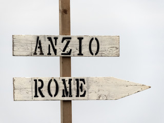 Frecce direzionali di indicazione geografica - Anzio, Roma