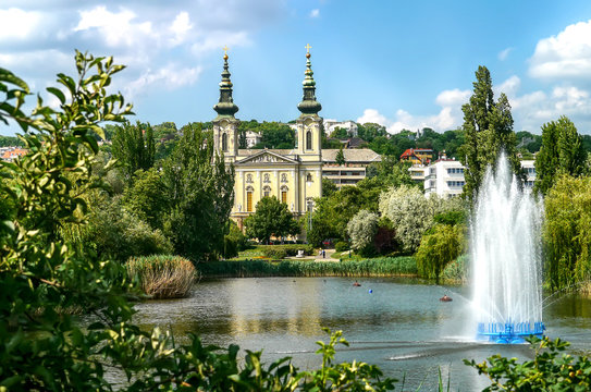 Kirche in Szent Imre v&aacute;ros mit Teich im Vordergrund, Budapest, Ungarn