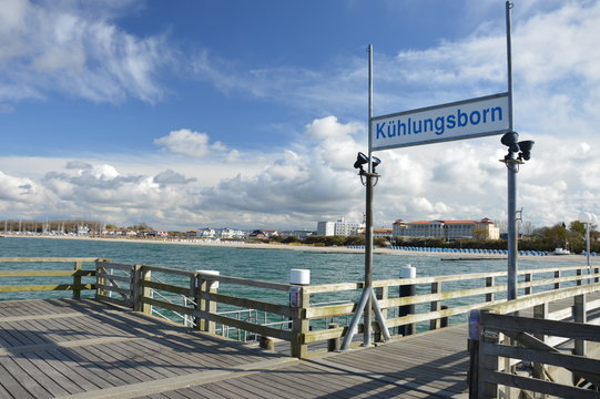 Blick von Seebr&uuml;cke auf K&uuml;hlungsborn 