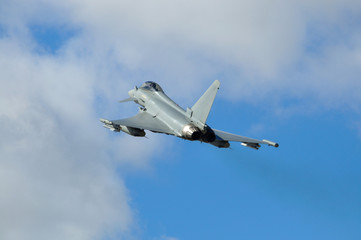 Fototapeta na wymiar Eurofighter Typhoon despegando