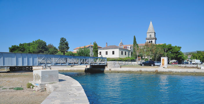 der Ort Osor auf der Insel Cres mit seiner Drehbr&uuml;cke &uuml;ber den Kavada-Kanal zur Insel Losinj,Adria,Kvarner Bucht,Kroatien 