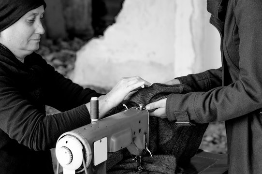 Costurera con pa&ntilde;uelo en la cabeza 04