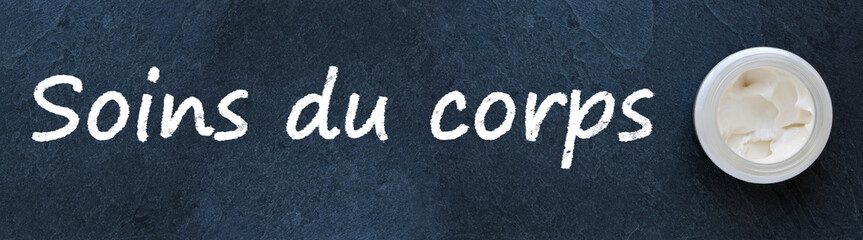Soins du corps à la craie et pot de crème hydratante sur ardoise
