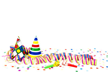 Papierschlangen und Partyhüte vor weißen Hintergrund