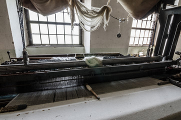 weisser stoff auf maschine in spinnerei