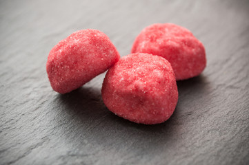 bonbons en forme de fraises sur ardoise 