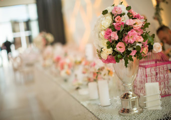 Fototapeta na wymiar Flower wedding decoration on the table