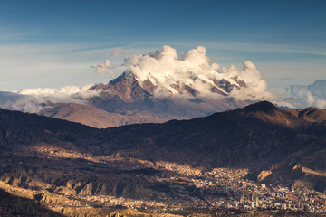 La Paz in front of the volcano Uturunku