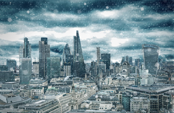 Skyline der City of London bei Schneesturm im Winter
